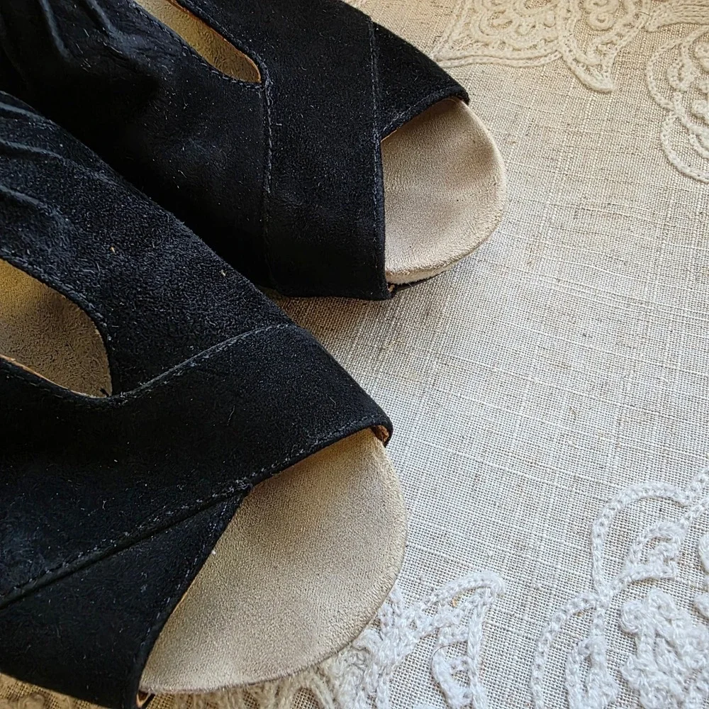 Earthies Veria Too Wedge‎ Sandals 8.5 Black Suede Pleated T-Strap Peep Toe Shoes